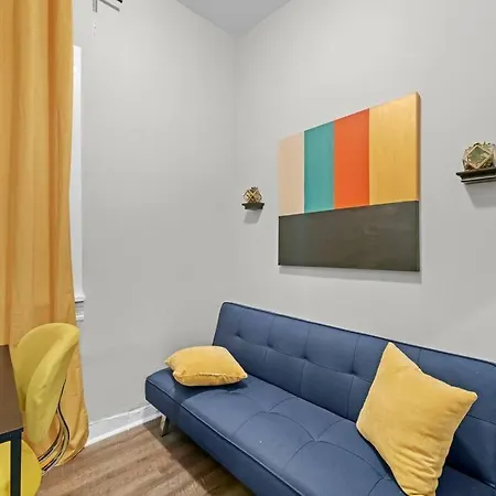 Wicker Park Apartment, The Experience