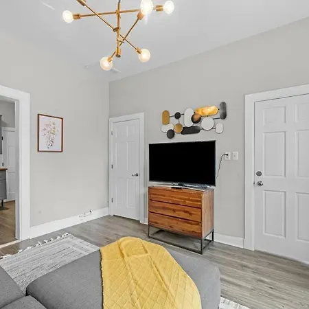 Wicker Park Apartment, The Experience *