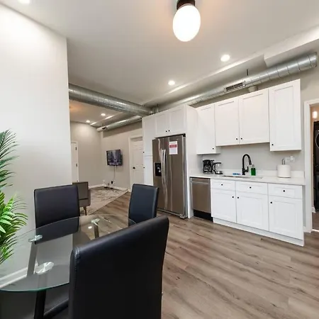 The Secret West Loop Oasis For Up To 4 Guests With 4k Smart Hdtv