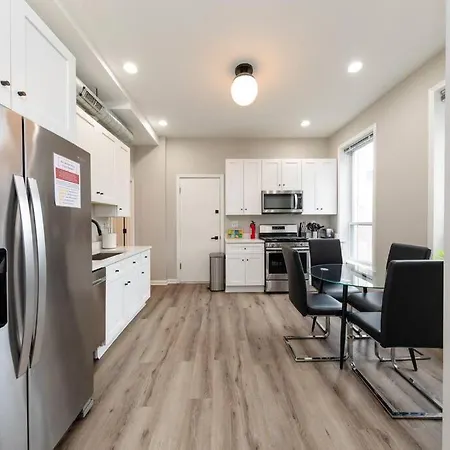 The Secret West Loop Oasis For Up To 4 Guests With 4k Smart Hdtv