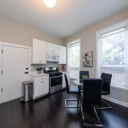 The Secret West Loop Oasis For Up To 4 Guests Apartment