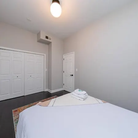 The Secret West Loop Oasis For Up To 4 Guests *