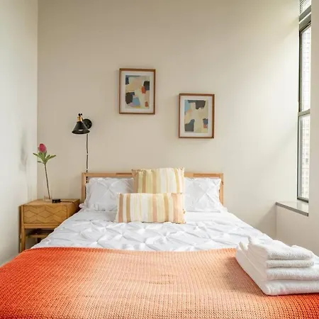 Apartment Skyline 2br In South Loop With Optional Parking & Gym Access Near Mccormick Place, Soldier Field And Lakefront *