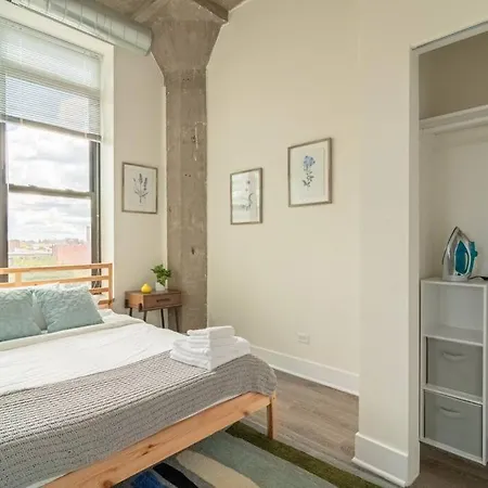 Skyline 2br In South Loop With Optional Parking & Gym Access Near Mccormick Place, Soldier Field And Lakefront Apartment Chicago