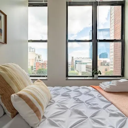 Skyline 2br In South Loop With Optional Parking & Gym Access Near Mccormick Place, Soldier Field And Lakefront