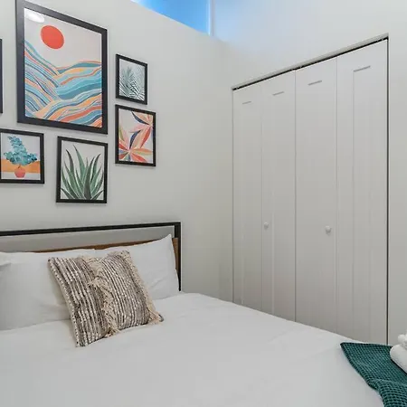 Apartment 2br South Loop Location With Optional Parking & Gym Access Near Mccormick Place, Shedd Aquarium & Navy Pier *