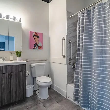 2br South Loop Location With Optional Parking & Gym Access Near Mccormick Place, Shedd Aquarium & Navy Pier *