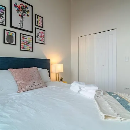 2br South Loop Location With Optional Parking & Gym Access Near Mccormick Place, Shedd Aquarium & Navy Pier Apartment *