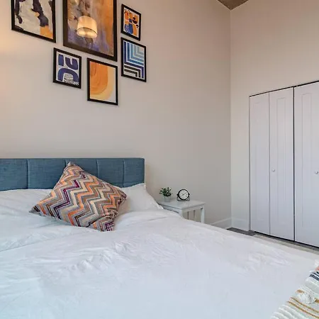 2br South Loop Location With Optional Parking & Gym Access Near Mccormick Place, Shedd Aquarium & Navy Pier