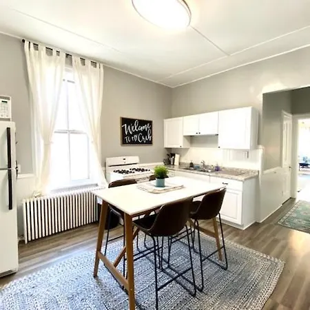 Lakeview 3br Walk To Wrigley, Lake, Dining & Train Apartment Chicago