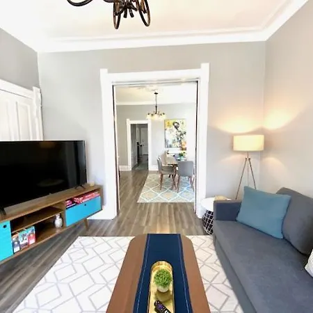 Lakeview 3br Walk To Wrigley, Lake, Dining & Train Apartment