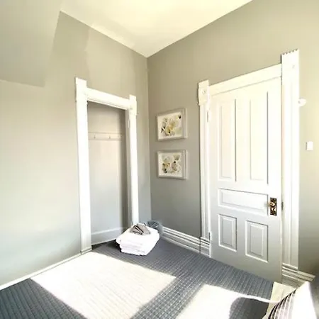 Lakeview 3br Walk To Wrigley, Lake, Dining & Train Apartment *