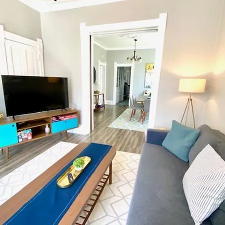 Lakeview 3br Walk To Wrigley, Lake, Dining & Train Apartment