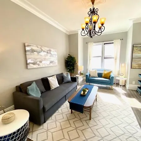 Lakeview 3br Walk To Wrigley, Lake, Dining & Train Apartment Chicago
