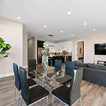 Designer 3bed 2bath New Apt W Ample Hangout Space