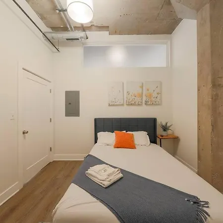Spacious 2br South Loop With Skyline View, Optional Parking And Gym Access Close To Mccormick Place, Grant Park, Museum Campus & Cta Lines Apartment Chicago