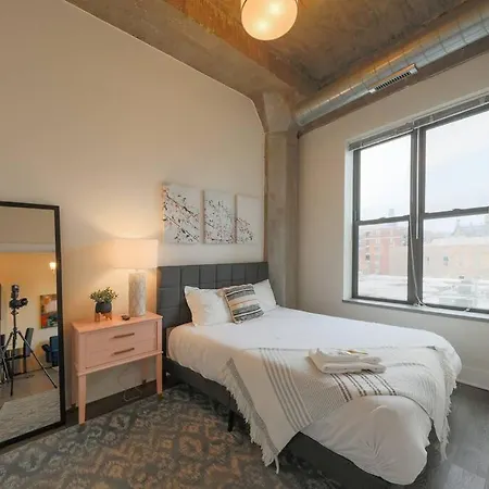 Spacious 2br South Loop With Skyline View, Optional Parking And Gym Access Close To Mccormick Place, Grant Park, Museum Campus & Cta Lines Apartment