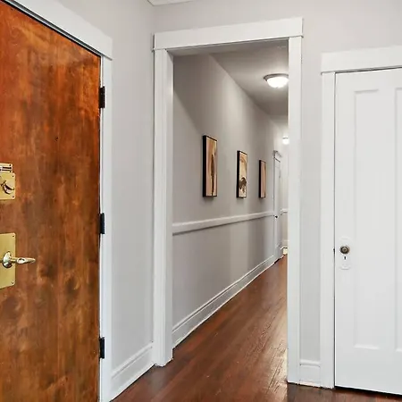 Roomy & Inviting 3br - 53rd St 2e Apartment