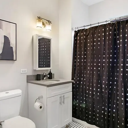 Roomy & Inviting 3br - 53rd St 2e *