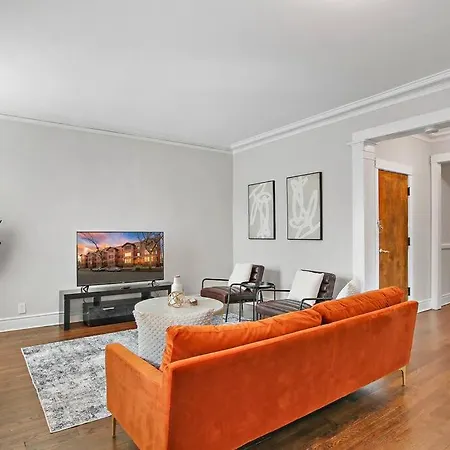 Roomy & Inviting 3br - 53rd St 2e