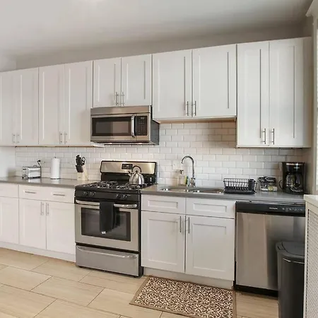 Roomy & Inviting 3br - 53rd St 2e *