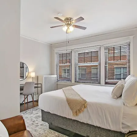 Roomy & Inviting 3br - 53rd St 2e