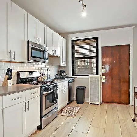 Roomy & Inviting 3br - 53rd St 2e Apartment