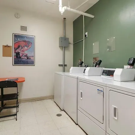 Prime & Fully Furnished - Windermere 609 Chicago