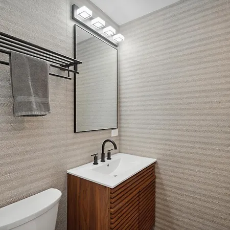 Brilliant Downtown 3-bedroom *