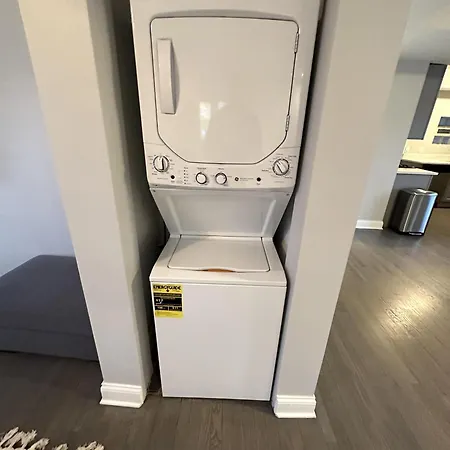 Spacious Wicker Park Hideaway With Parking!