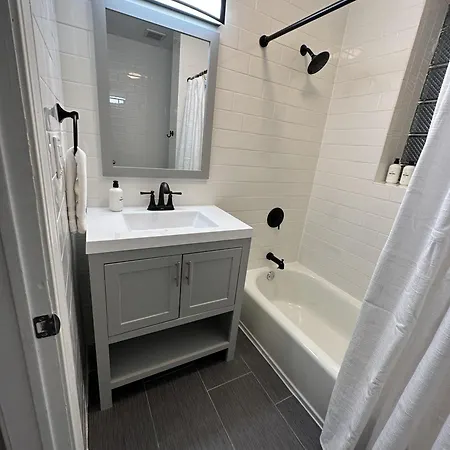 Spacious Wicker Park Hideaway With Parking!