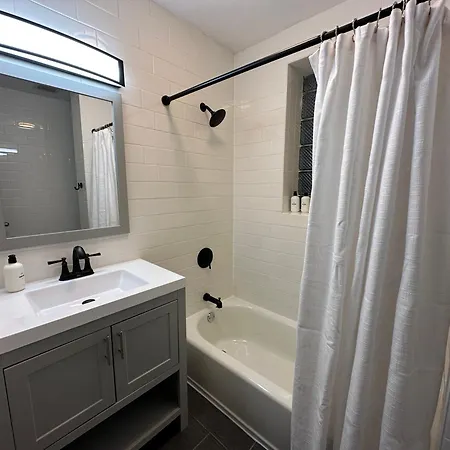 Spacious Wicker Park Hideaway With Parking! Chicago