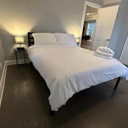 Spacious Wicker Park Hideaway With Parking! *
