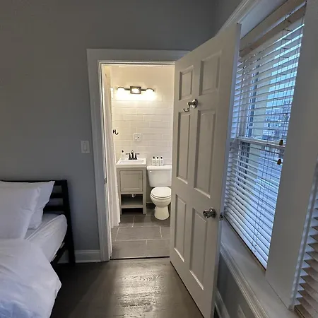 Spacious Wicker Park Hideaway With Parking! Chicago