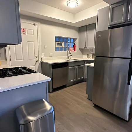 Spacious Wicker Park Hideaway With Parking! Chicago