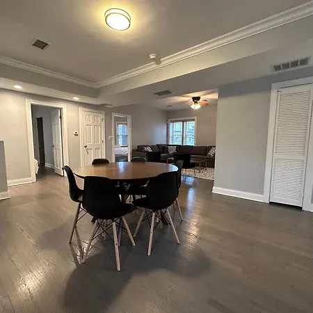 Spacious Wicker Park Hideaway With Parking! *