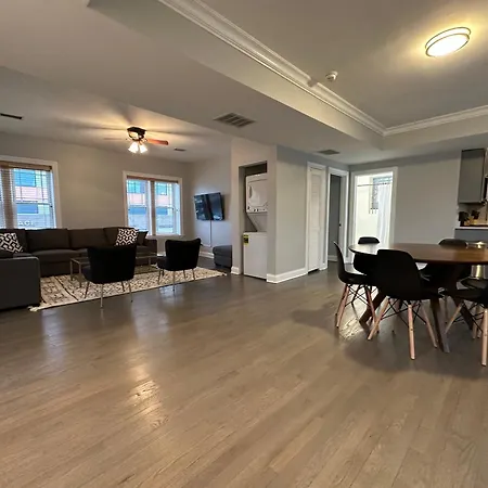 Spacious Wicker Park Hideaway With Parking! *