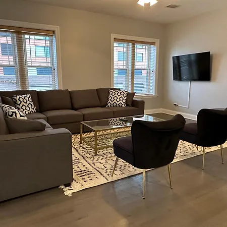 Spacious Wicker Park Hideaway With Parking! * Chicago