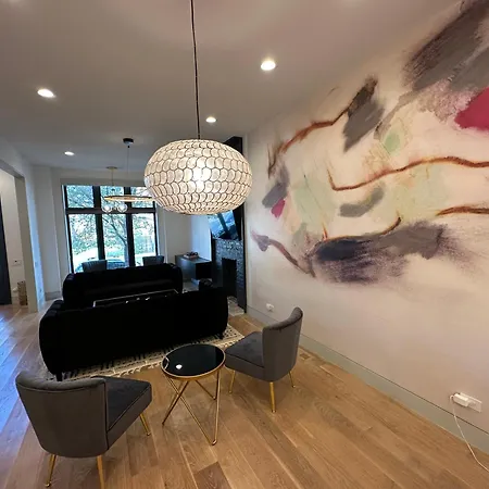 Luxe Urban Retreat Near United Center Holiday home