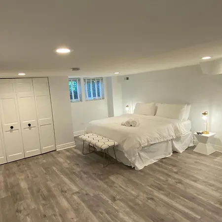 Luxe Lincoln Park Sfh With Private Roof Deck! Holiday home Chicago