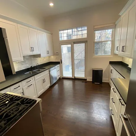 Luxe Lincoln Park Sfh With Private Roof Deck! Holiday home Chicago