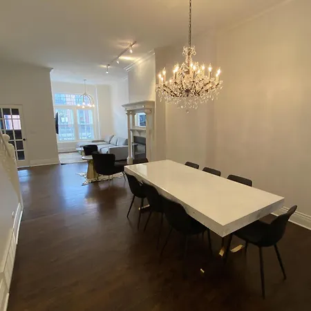 Luxe Lincoln Park Sfh With Private Roof Deck! Holiday home