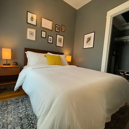 Elegant Hideaway In The Heart Of Andersonville Holiday home *