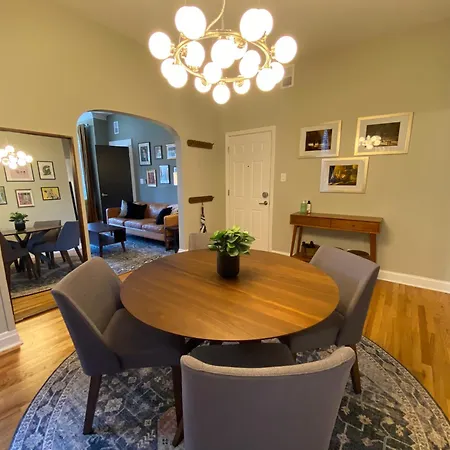 Elegant Hideaway In The Heart Of Andersonville Holiday home *