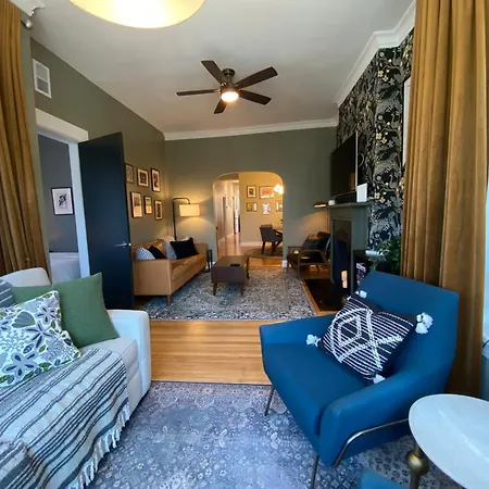 Elegant Hideaway In The Heart Of Andersonville Holiday home *
