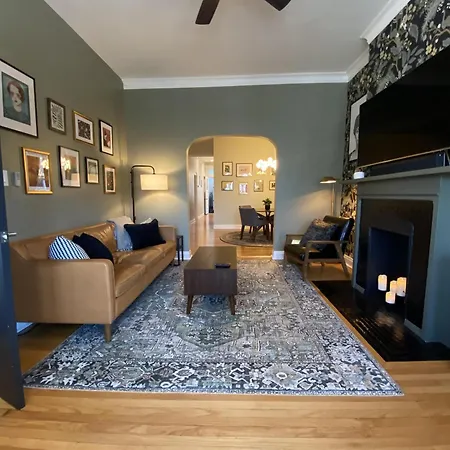 Elegant Hideaway In The Heart Of Andersonville Holiday home