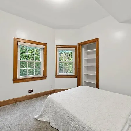 Lavish Mini Mansion Near Sox & Apartment