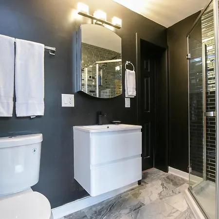 Apartment Cozy, Bright And A Great Location!