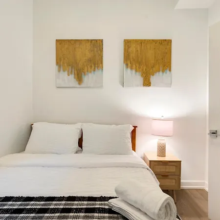 Queen Bed In A Modern Apt With Games Chicago
