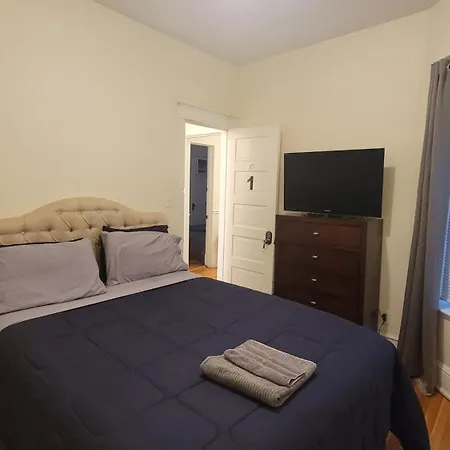 Chateau De Woodlawn - Peaceful 3 Bedroom Apartment. Chicago